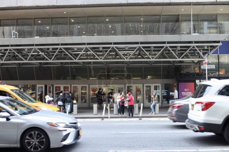 Téléchargez les photos : Jour commémoratif 2023 à New York. 27 mai 2023, New York, États-Unis : Une longue file de passagers essayant d'obtenir les derniers billets pour leurs destinations à Port Authority Bus Terminal à Times Square - en image libre de droit