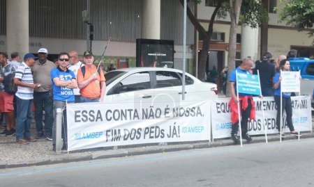 Foto de Empleados de Petrobras y petroleros demuestran. 30 de mayo de 2023. Río de Janeiro, Brasil: Empleados de Petrobras y trabajadores petroleros se manifiestan frente a la sede de la compañía, en el centro de Río de Janeiro, el martes 30 de mayo (30)). - Imagen libre de derechos