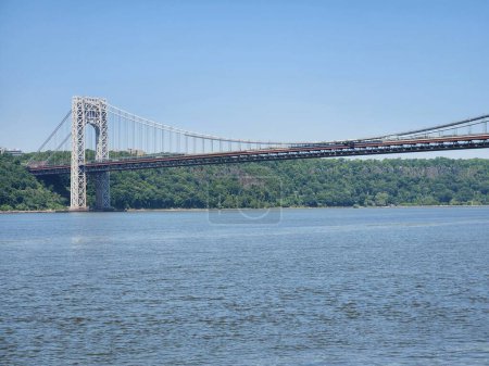 Téléchargez les photos : Riverside Park Conservancy-NYC. 01 juin 2023, New York, États-Unis : Déplacement de personnes le long du fleuve Hudson depuis Riverside Drive jusqu'au phare Jeffrey's Hook, où se trouve le pont George Washington. - en image libre de droit