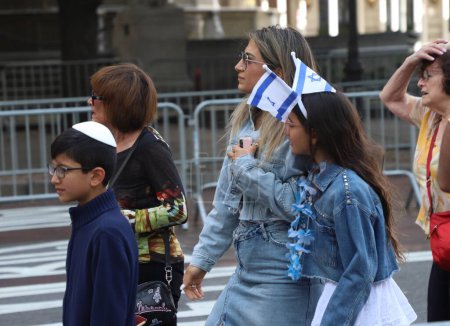 Téléchargez les photos : Célébrez le 75e défilé d'Israël : Revoir l'espoir avec protestation. 4 juin 2023, New York, États-Unis : Le peuple juif célèbre 75 ans d'existence en Israël entre la 57e et la 74e rue sur la 5e avenue New York . - en image libre de droit