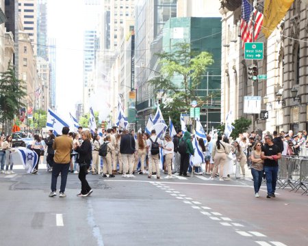 Foto de Celebre el 75º desfile de Israel: Repasando la esperanza con protesta. 4 de junio de 2023, Nueva York, Estados Unidos: El pueblo judío está celebrando 75 años de existencia de Israel entre las calles 57 y 74 en la 5ª avenida Nueva York . - Imagen libre de derechos