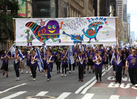 Foto de Celebre el 75º desfile de Israel: Repasando la esperanza con protesta. 4 de junio de 2023, Nueva York, Estados Unidos: El pueblo judío está celebrando 75 años de existencia de Israel entre las calles 57 y 74 en la 5ª avenida Nueva York . - Imagen libre de derechos