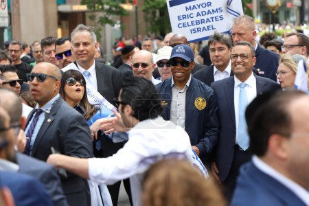 Téléchargez les photos : Eric Adams lors de Celebrate 75th Israel Parade : Reviewing The Hope. 4 juin 2023, New York, États-Unis : Le peuple juif célèbre 75 ans d'existence en Israël entre la 57e et la 74e rue sur la 5e avenue New York - en image libre de droit