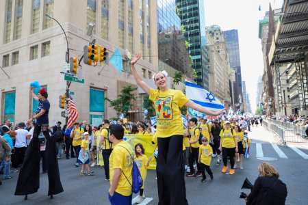 Foto de Celebra el 75º Desfile de Israel: Revisando La Esperanza. 4 de junio de 2023, Nueva York, Estados Unidos: El pueblo judío está celebrando 75 años de existencia de Israel entre las calles 57 y 74 en la 5ª avenida Nueva York . - Imagen libre de derechos