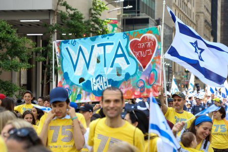 Foto de Celebra el 75º Desfile de Israel: Revisando La Esperanza. 4 de junio de 2023, Nueva York, Estados Unidos: El pueblo judío está celebrando 75 años de existencia de Israel entre las calles 57 y 74 en la 5ª avenida Nueva York . - Imagen libre de derechos