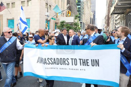 Téléchargez les photos : Ambassadeurs à l'ONU pendant le 75e défilé d'Israël : examen de l'espoir. 4 juin 2023, New York, États-Unis : Le peuple juif célèbre 75 ans d'existence en Israël entre la 57e et la 74e rue sur la 5e avenue New York - en image libre de droit