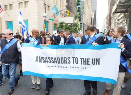 Foto de Ambassadors to The UN during Celebrate 75th Israel Parade: Reviewing The Hope (en inglés). 4 de junio de 2023, Nueva York, Estados Unidos: El pueblo judío está celebrando 75 años de existencia de Israel entre las calles 57 y 74 en la 5ª avenida Nueva York - Imagen libre de derechos