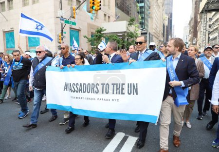 Téléchargez les photos : Ambassadeurs à l'ONU pendant le 75e défilé d'Israël : examen de l'espoir. 4 juin 2023, New York, États-Unis : Le peuple juif célèbre 75 ans d'existence en Israël entre la 57e et la 74e rue sur la 5e avenue New York - en image libre de droit