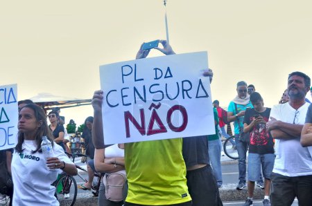 Foto de Protesta contra PL 2630 Bill en Río de Janeiro. 04 de junio de 2023, Río de Janeiro, Brasil: Manifestación realizada por el movimiento Vem Pra Rua, en Copacabana, Río de Janeiro, el domingo (04) en protesta contra el proyecto de ley PL 2630. - Imagen libre de derechos