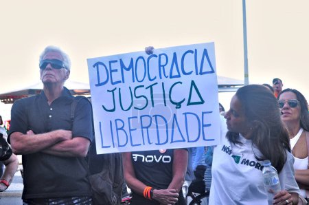 Téléchargez les photos : Manifestation contre PL 2630 Bill à Rio de Janeiro. 04 juin 2023, Rio de Janeiro, Brésil : Manifestation organisée par le mouvement Vem Pra Rua, à Copacabana, Rio de Janeiro dimanche (04) pour protester contre le projet de loi PL 2630. - en image libre de droit