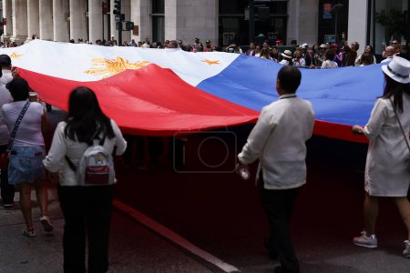 Téléchargez les photos : Philippine Independence Day Parade Celebration 2023. 04 juin 2023, New York, États-Unis : Aujourd'hui, les Philippins ont célébré le 125e anniversaire de la fête de l'indépendance des Philippines. Y ont participé le leader de la majorité du Sénat des États-Unis Chuck Schumer - en image libre de droit