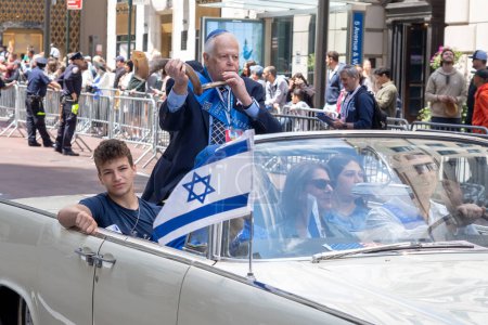 Téléchargez les photos : Célébrez la parade d'Israël en 2023. 04 juin 2023, New York, New York, États-Unis : Un homme souffle un Shofar (corne) au début de la manifestation de défilé lors du Celebrate Israel Parade le 4 juin 2023 à New York. - en image libre de droit