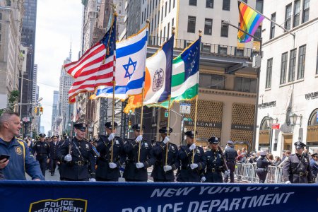Téléchargez les photos : Célébrez la parade d'Israël en 2023. 04 juin 2023, New York, New York, États-Unis : L'escouade du drapeau de la police de New York monte la Cinquième Avenue lors du Celebrate Israel Parade le 4 juin 2023 à New York. - en image libre de droit