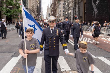Téléchargez les photos : Célébrez la parade d'Israël en 2023. 04 juin 2023, New York, New York, États-Unis : Une marche des pompiers avec ses enfants au défilé Celebrate Israel le 4 juin 2023 à New York. - en image libre de droit
