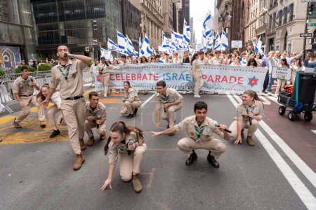 Téléchargez les photos : Célébrez la parade d'Israël en 2023. 04 juin 2023, New York, New York, USA : Les membres des Scouts Israéliens (Tzofim) se produisent sur la Cinquième Avenue lors du Celebrate Israel Parade le 4 juin 2023 à New York. - en image libre de droit