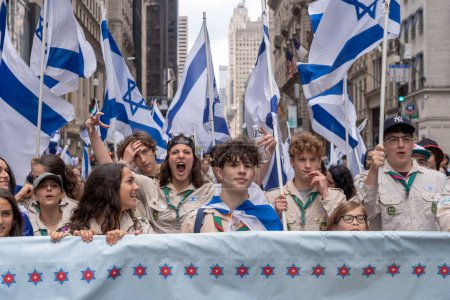 Téléchargez les photos : Célébrez la parade d'Israël en 2023. 04 juin 2023, New York, New York, États-Unis : Des membres des scouts israéliens (Tzofim) défilent sur la Cinquième Avenue lors du Celebrate Israel Parade le 4 juin 2023 à New York. - en image libre de droit