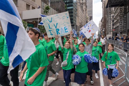Téléchargez les photos : Célébrez la parade d'Israël en 2023. 04 juin 2023, New York, New York, États-Unis : Des participants portant des drapeaux et des enseignes israéliens défilent sur la Cinquième Avenue lors du défilé Célébrons Israël le 4 juin 2023 à New York. - en image libre de droit