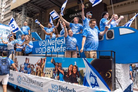 Téléchargez les photos : Célébrez la parade d'Israël en 2023. 04 juin 2023, New York, New York, USA : Les participants portant des drapeaux israéliens montent un char sur la Cinquième Avenue lors de la Célébration d'Israël le 4 juin 2023 à New York. - en image libre de droit