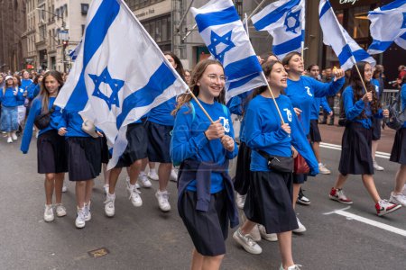 Téléchargez les photos : Célébrez la parade d'Israël en 2023. 04 juin 2023, New York, New York, États-Unis : Des participants portant des drapeaux et des enseignes israéliens défilent sur la Cinquième Avenue lors du défilé Célébrons Israël le 4 juin 2023 à New York. - en image libre de droit