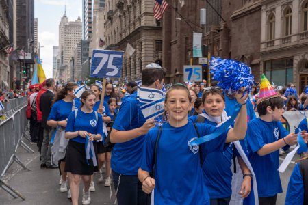 Foto de El Desfile de Israel de 2023. 04 de junio de 2023, Nueva York, Nueva York, Estados Unidos: Participantes con banderas y carteles israelíes marchan por la Quinta Avenida durante el Desfile de Celebración de Israel el 4 de junio de 2023 en la ciudad de Nueva York - Imagen libre de derechos
