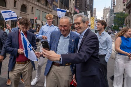 Téléchargez les photos : Célébrez la parade d'Israël en 2023. 04 juin 2023, New York, New York, États-Unis : Chef de la majorité démocratique États-Unis Le sénateur Chuck Schumer assiste au défilé Célébrons Israël le 4 juin 2023 à New York. - en image libre de droit