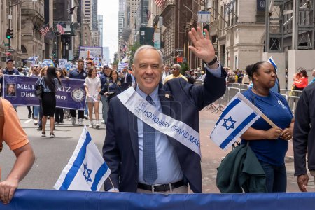 Téléchargez les photos : Célébrez la parade d'Israël en 2023. 04 juin 2023, New York, New York, États-Unis : Le contrôleur de l'État de New York Thomas Dinapoli monte la Cinquième Avenue lors du Celebrate Israel Parade le 4 juin 2023 à New York. - en image libre de droit