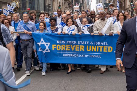Téléchargez les photos : Célébrez la parade d'Israël en 2023. 04 juin 2023, New York, New York, États-Unis : Kathy Hochul (C), gouverneur de l'État de New York, et des politiciens locaux remontent la Cinquième Avenue lors du Celebrate Israel Parade le 4 juin 2023 à New York. - en image libre de droit
