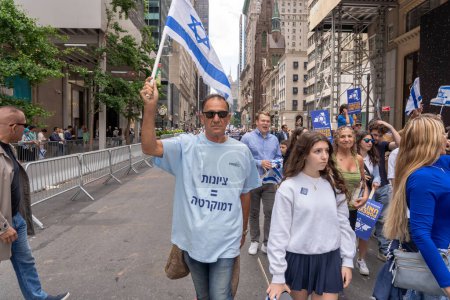 Téléchargez les photos : Célébrez la parade d'Israël en 2023. 04 juin 2023, New York, New York, États-Unis : Un participant porte une chemise avec un message contre la refonte judiciaire du gouvernement lors du Celebrate Israel Parade le 4 juin 2023 à New York. - en image libre de droit