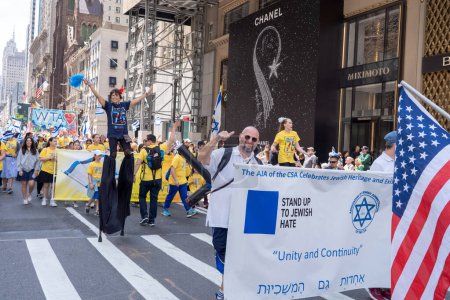 Téléchargez les photos : Célébrez la parade d'Israël en 2023. 04 juin 2023, New York, New York, États-Unis : Des participants avec des pancartes et des drapeaux défilent sur la Cinquième Avenue lors du Celebrate Israel Parade le 4 juin 2023 à New York. - en image libre de droit