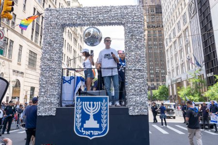 Téléchargez les photos : Célébrez la parade d'Israël en 2023. 04 juin 2023, New York, New York, USA : Harel Skaat se produit au Celebrate Israel Parade le 4 juin 2023 à New York. - en image libre de droit