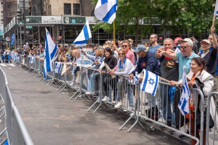 Foto de El Desfile de Israel de 2023. 04 de junio de 2023, Nueva York, Nueva York, Estados Unidos: Los espectadores ondean banderas israelíes a lo largo de la Quinta Avenida durante el desfile de Celebrate Israel el 4 de junio de 2023 en la ciudad de Nueva York. - Imagen libre de derechos