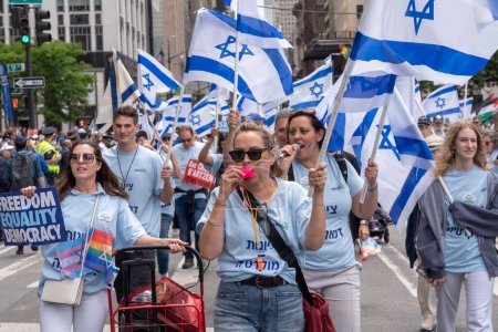 Téléchargez les photos : Célébrez la parade d'Israël en 2023. 04 juin 2023, New York, New York, États-Unis : Des participants, y compris des militants israéliens tenant des pancartes et des drapeaux, protestant contre la refonte judiciaire du gouvernement, remontent la Cinquième Avenue - en image libre de droit
