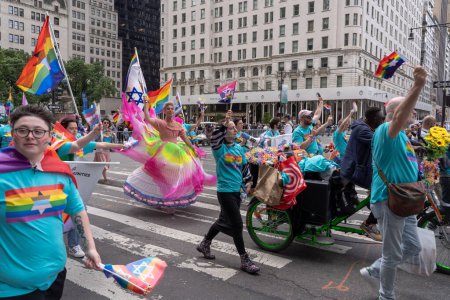 Foto de El Desfile de Israel de 2023. 04 de junio de 2023, Nueva York, Nueva York, Estados Unidos: Los participantes marchan en apoyo de la comunidad LGBTQ israelí durante el Desfile de Celebración de Israel el 4 de junio de 2023 en la ciudad de Nueva York. - Imagen libre de derechos