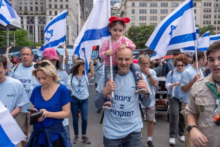 Téléchargez les photos : Célébrez la parade d'Israël en 2023. 04 juin 2023, New York, New York, États-Unis : Des participants, y compris des militants israéliens tenant des pancartes et des drapeaux, protestant contre la refonte judiciaire du gouvernement, remontent la Cinquième Avenue - en image libre de droit