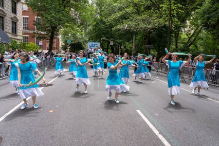 Téléchargez les photos : Célébrez la parade d'Israël en 2023. 04 juin 2023, New York, New York, USA : Des danseurs se produisent lors du Celebrate Israel Parade le 4 juin 2023 à New York. - en image libre de droit