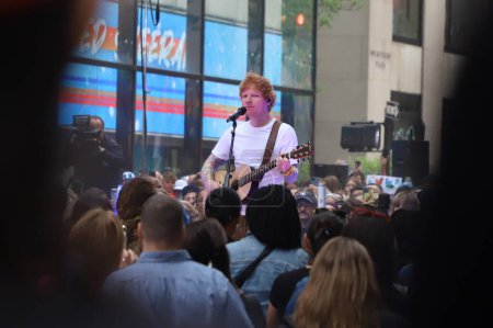 Téléchargez les photos : Ed Sheeran joue en direct sur Today Show. 6 juin 2023, New York, USA : Ed Sheeran se produit au concert de la Citi Concert Series en direct sur TODAY Plaza au Rockefeller Center avec la présence de fans criant et chantant toutes leurs chansons. - en image libre de droit