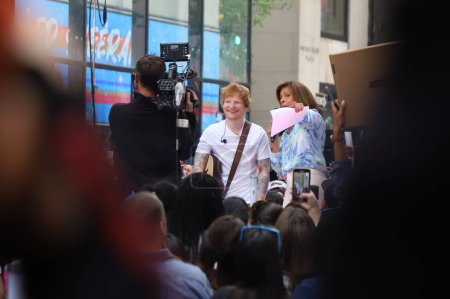 Foto de Ed Sheeran realiza en vivo en Today Show. 6 de junio de 2023, Nueva York, Estados Unidos: Ed Sheeran actúa en el Citi Concert Series en vivo en TODAY Plaza en el centro Rockefeller con la presencia de fans gritando y cantando todas sus canciones. - Imagen libre de derechos
