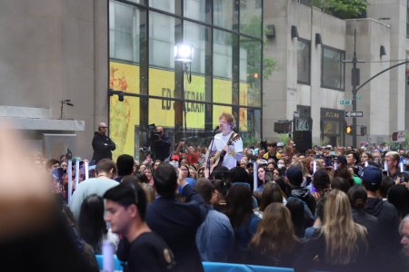 Foto de Ed Sheeran realiza en vivo en Today Show. 6 de junio de 2023, Nueva York, Estados Unidos: Ed Sheeran actúa en el Citi Concert Series en vivo en TODAY Plaza en el centro Rockefeller con la presencia de fans gritando y cantando todas sus canciones. - Imagen libre de derechos