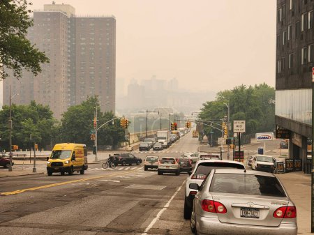 Téléchargez les photos : Smoked Filled Air de New York. 7 juin 2023, New York, États-Unis : Tout l'air de New York a été pollué par de la fumée provenant du Canada, ce qui a amené les New-Yorkais et les touristes à se masquer pour éviter d'être contaminés. La qualité de l'air à New York - en image libre de droit