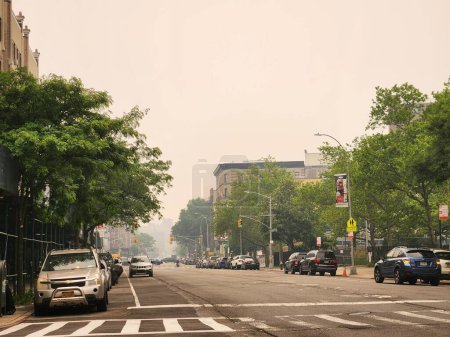 Foto de Smoked Filled Air de la ciudad de Nueva York. 7 de junio de 2023, Nueva York, Estados Unidos: Todo el aire de la ciudad de Nueva York ha sido contaminado con humo proveniente de Canadá, causando que neoyorquinos y turistas se oculten para evitar ser contaminados. La calidad del aire en Nueva York - Imagen libre de derechos