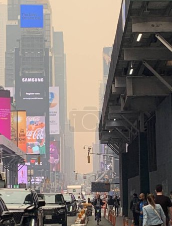 Téléchargez les photos : Time Square-NYC Under Smoke from Canada's Fires. 7 juin 2023, New York, États-Unis : Tout l'air de New York a été pollué par de la fumée provenant du Canada, ce qui a amené les New-Yorkais et les touristes à Times Square à se masquer pour éviter d'être contaminés - en image libre de droit