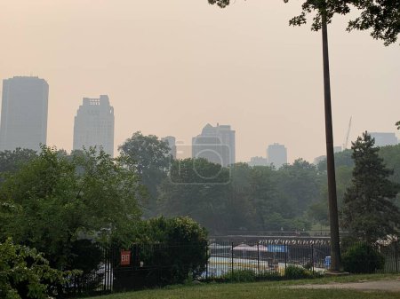 Téléchargez les photos : Central Park-NYC Under Wildfire Smoke from Canada. 7 juin 2023, New York, États-Unis : Un nuage de fumée atteint les États-Unis en provenance du Canada, où des centaines de feux de forêt affectent le pays. Les États-Unis ont émis des avertissements pour que les populations vulnérables restent à l'intérieur. - en image libre de droit