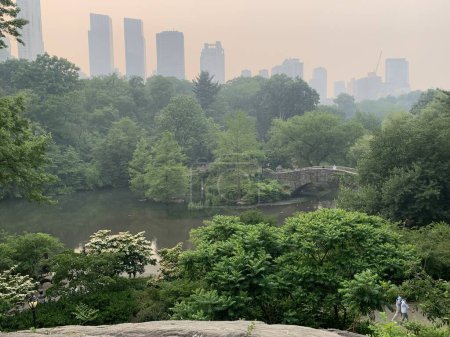 Téléchargez les photos : Central Park-NYC Under Wildfire Smoke from Canada. 7 juin 2023, New York, États-Unis : Un nuage de fumée atteint les États-Unis en provenance du Canada, où des centaines de feux de forêt affectent le pays. Les États-Unis ont émis des avertissements pour que les populations vulnérables restent à l'intérieur. - en image libre de droit