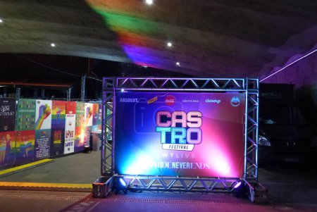 Foto de Castro Festival comienza en el Valle de Anhangabau. 10 de junio de 2023. Sao Paulo, Brasil: Movimiento durante la edición 2023 del Castro Festival, pre-LGBT + Parade, celebrado en Vale do Anhangabau, en la región central de Sao Paulo, este sábado - Imagen libre de derechos