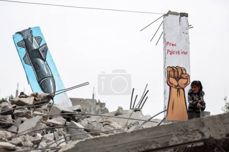 Foto de Los palestinos reviven un festival de arte bajo el título Ocupación mata la infancia. 8 de junio de 2023, Gaza, Palestina: Instituciones locales organizaron un festival de arte llamado Ocupación mata a la infancia en la ciudad de Deir al-Balah, en el centro de la Franja de Gaza - Imagen libre de derechos