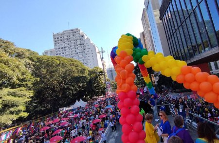 Téléchargez les photos : Mouvement public lors du 27e défilé LGBTQIA + Pride, avec concentration sur l'avenue Paulista, au centre-ville de Sao Paulo, ce dimanche 11 juin 2023 - en image libre de droit