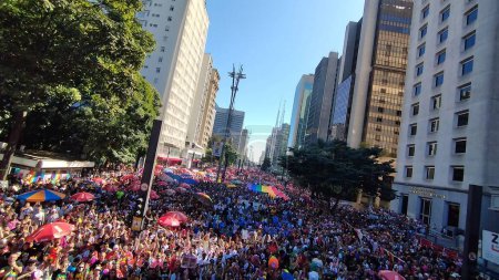 Téléchargez les photos : Sao Paulo (SP), 06 / 11 / 2023 - LGBTQIA + PARADE / PRIDE - Mouvement du public lors du 27ème défilé LGBTQIA + Pride, avec concentration sur l'Avenida Paulista, au centre-ville de Sao Paulo, ce dimanche 11 juin 2023 - en image libre de droit