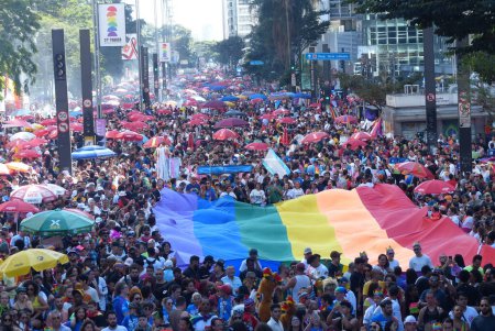 Foto de Sao Paulo (SP), 06 / 11 / 2023 - LGBTQIA + PARADE / PRIDE - Movimiento del público durante el 27º Desfile LGBTQIA + Orgullo, con concentración en la Avenida Paulista, en el centro de Sao Paulo, este domingo 11 de junio de 2023 - Imagen libre de derechos