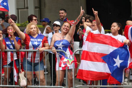 Foto de Desfile Nacional Puertorriqueño. 11 de junio de 2023, Nueva York, Estados Unidos: El Desfile del Día Nacional Puertorriqueño, que es la mayor manifestación de orgullo cultural, se lleva a cabo en la Quinta Avenida en Nueva York con personas alineadas en la avenida bailando y animando. - Imagen libre de derechos