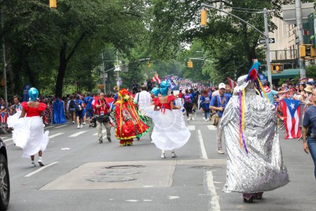 Téléchargez les photos : Défilé national portoricain. 11 juin 2023, New York, États-Unis : Le défilé de la Journée nationale portoricaine qui est la plus grande manifestation de fierté culturelle a lieu sur la 5e Avenue à New York avec des gens alignant l'avenue dansant et applaudissant - en image libre de droit
